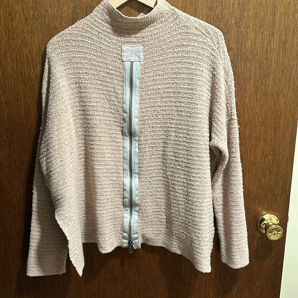 Free people mock neck sweater. In really good condition with some pilling. - Picture 5 of 5